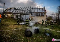 Pożar stodoły zaczął rozprzestrzeniać się na dom (wideo) - zdjęcie główne