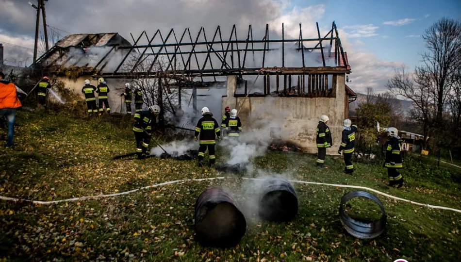 Pożar stodoły zaczął rozprzestrzeniać się na dom (wideo) - zdjęcie 1