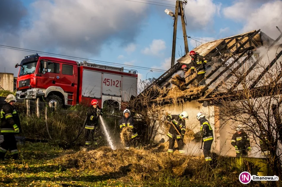 Pożar stodoły zaczął rozprzestrzeniać się na dom (wideo) - zdjęcie 2
