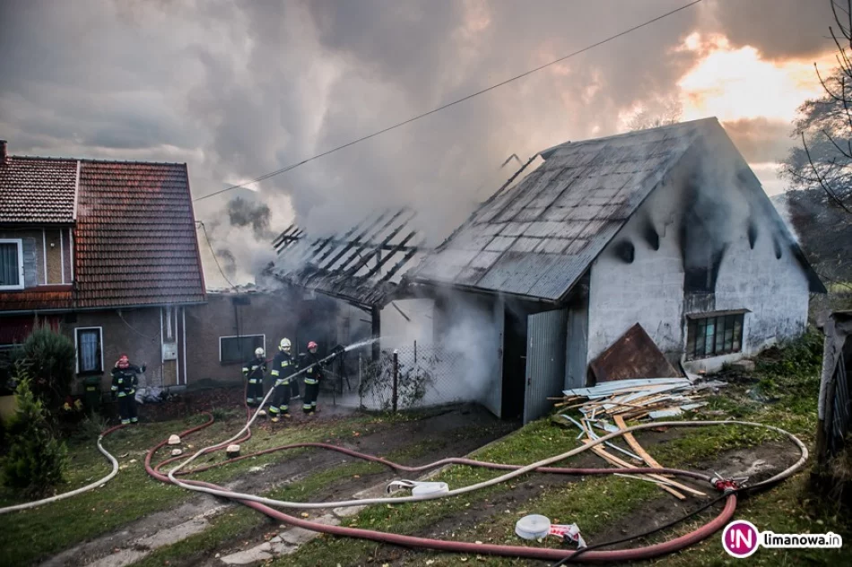 Pożar stodoły zaczął rozprzestrzeniać się na dom (wideo) - zdjęcie 4