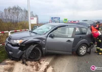 Kolizja dwóch aut na skrzyżowaniu - zdjęcie główne