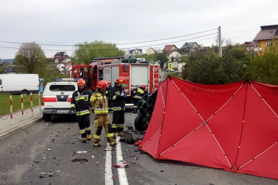 Śmiertelny wypadek na "krajówce". Zderzenie dwóch samochodów osobowych i ciężarówki - zdjęcie 2