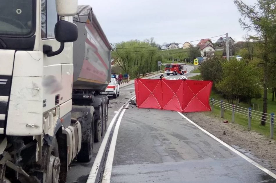 Śmiertelny wypadek na "krajówce". Zderzenie dwóch samochodów osobowych i ciężarówki - zdjęcie 3