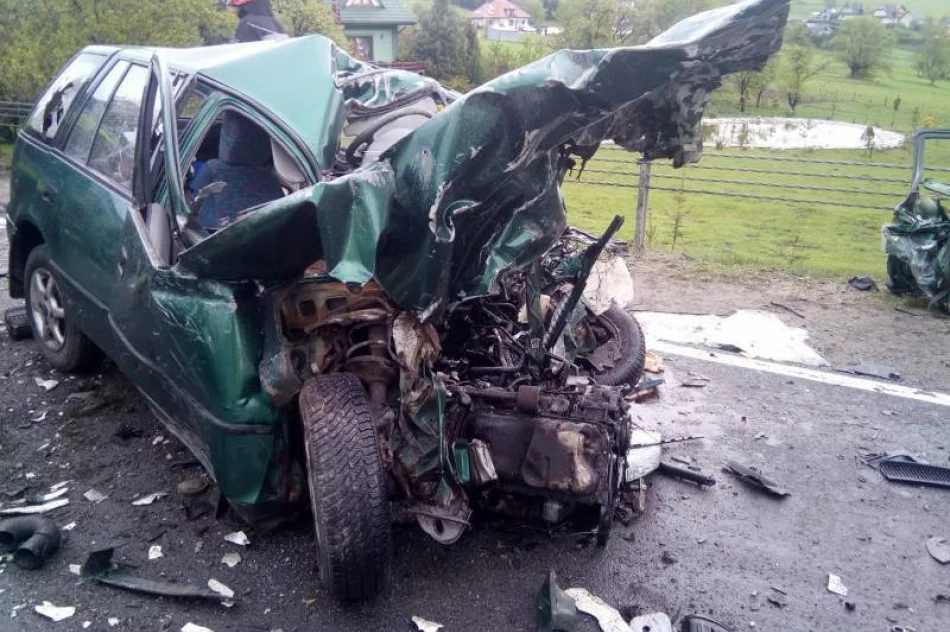 Śmiertelny wypadek na "krajówce". Zderzenie dwóch samochodów osobowych i ciężarówki - zdjęcie 4