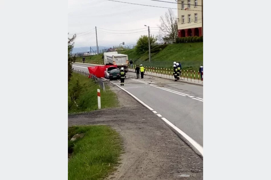 Śmiertelny wypadek na "krajówce". Zderzenie dwóch samochodów osobowych i ciężarówki - zdjęcie 5