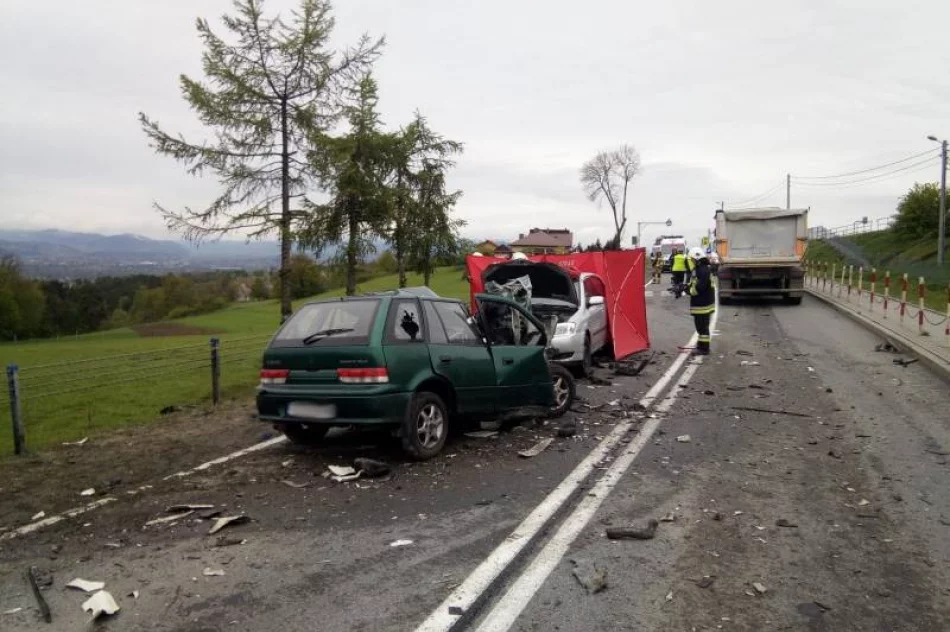 Śmiertelny wypadek na "krajówce". Zderzenie dwóch samochodów osobowych i ciężarówki - zdjęcie 6