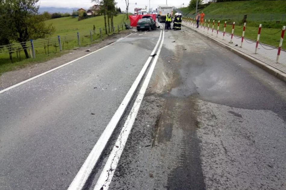 Śmiertelny wypadek na "krajówce". Zderzenie dwóch samochodów osobowych i ciężarówki - zdjęcie 7