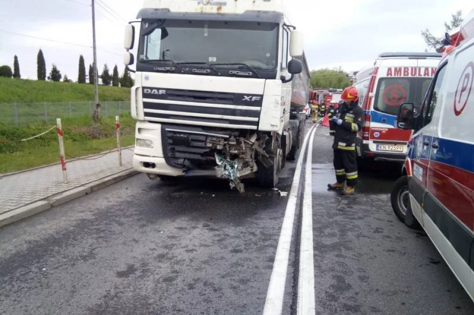 Śmiertelny wypadek na "krajówce". Zderzenie dwóch samochodów osobowych i ciężarówki - zdjęcie 8