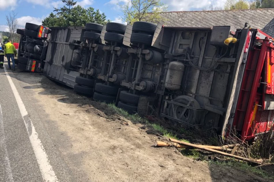 Ciężarówka przewróciła się na bok. W środku 190 sztuk tuczników - zdjęcie 3