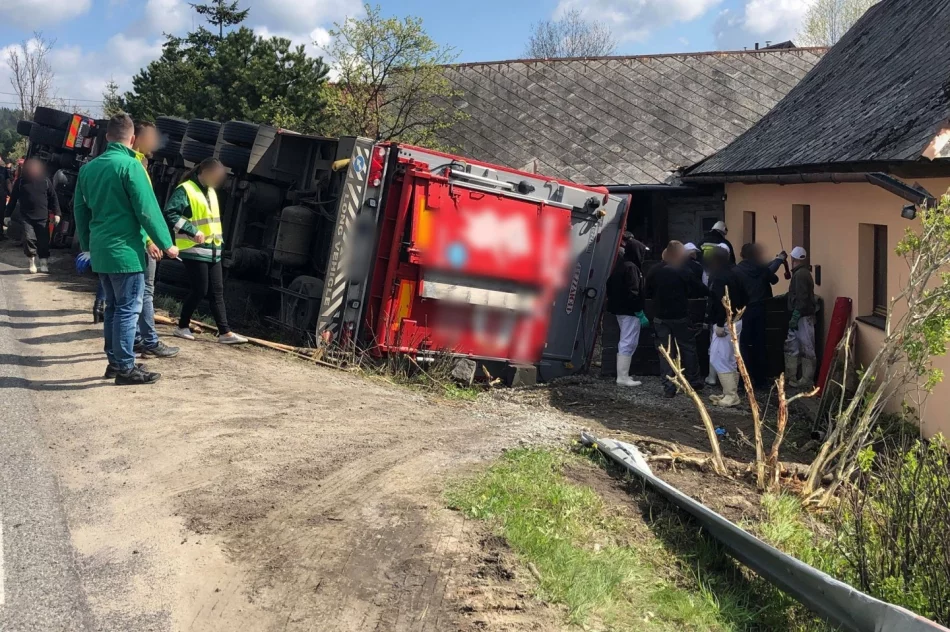 Ciężarówka przewróciła się na bok. W środku 190 sztuk tuczników - zdjęcie 6
