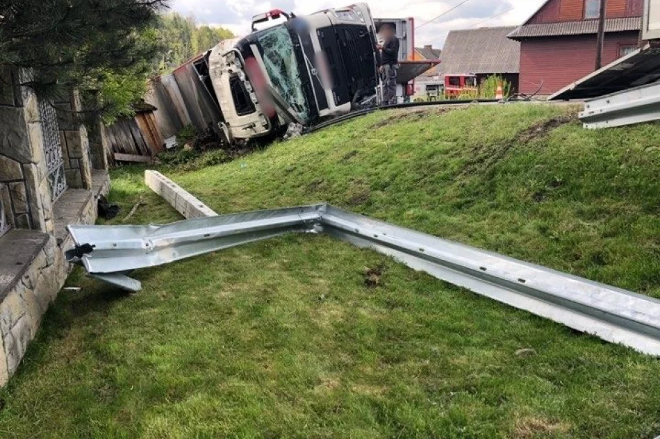 Ciężarówka przewróciła się na bok. W środku 190 sztuk tuczników - zdjęcie 7