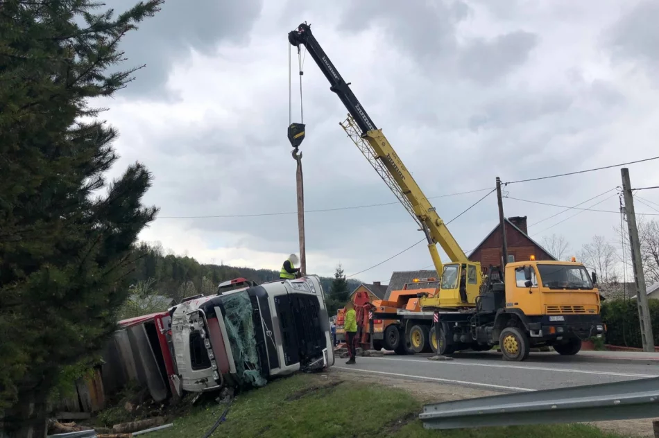 Ciężarówka przewróciła się na bok. W środku 190 sztuk tuczników - zdjęcie 9
