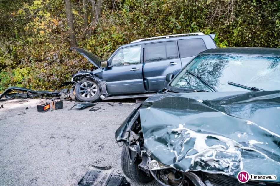 Czołowe zderzenie samochodów - zdjęcie 2