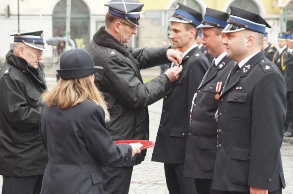 Awanse i odznaczenia dla strażaków w dniu ich święta - zdjęcie 2