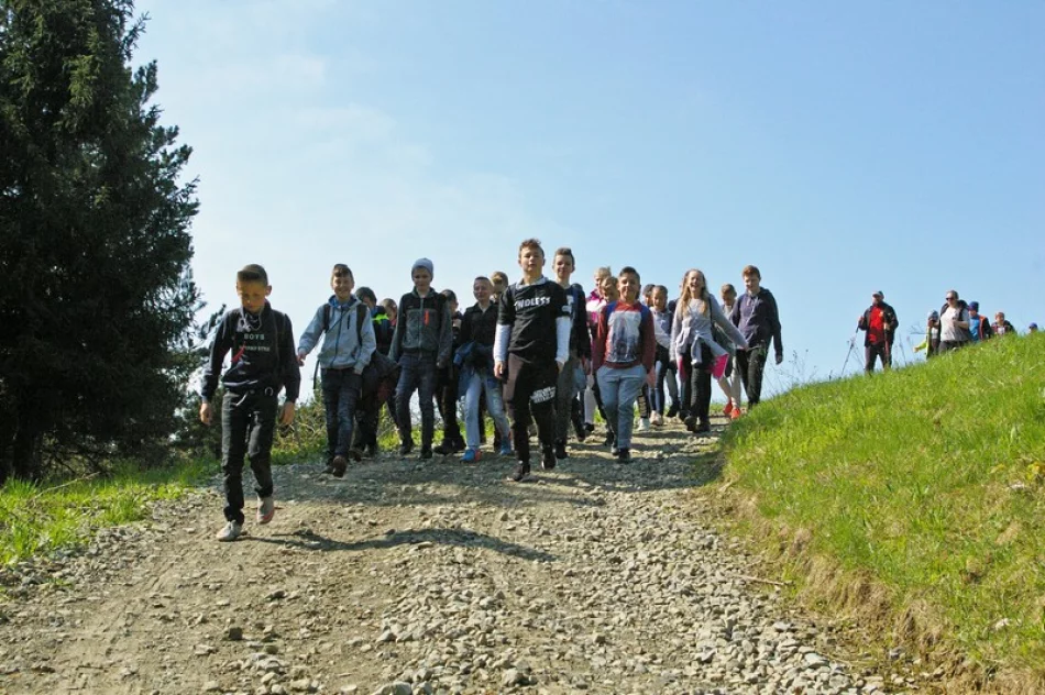 Kilkaset młodych osób uczestniczyło w Rajdzie „Beskidzkie Wyspy” - zdjęcie 13