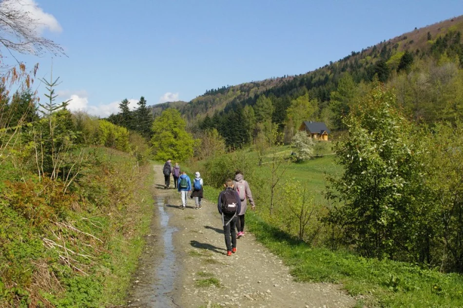 Kilkaset młodych osób uczestniczyło w Rajdzie „Beskidzkie Wyspy” - zdjęcie 14