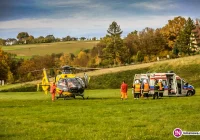 Chciał zatrzymać ciągnik, który się staczał. LPR zabrał poszkodowanego do szpitala - zdjęcie główne