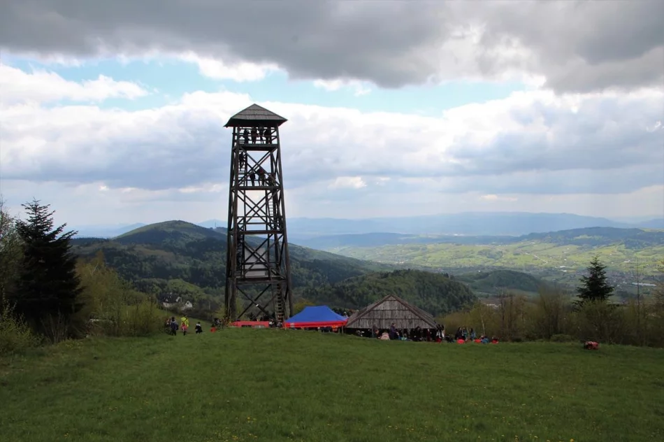 Kilkuset młodych piechurów uczestniczyło w Rajdzie „Beskidzkie Wyspy” - zdjęcie 2