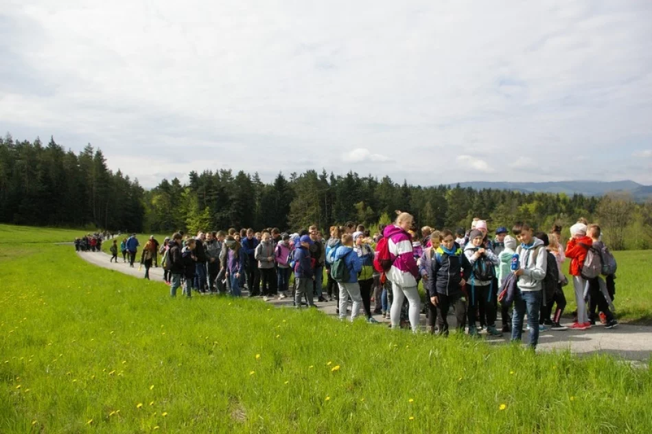 Kilkuset młodych piechurów uczestniczyło w Rajdzie „Beskidzkie Wyspy” - zdjęcie 3