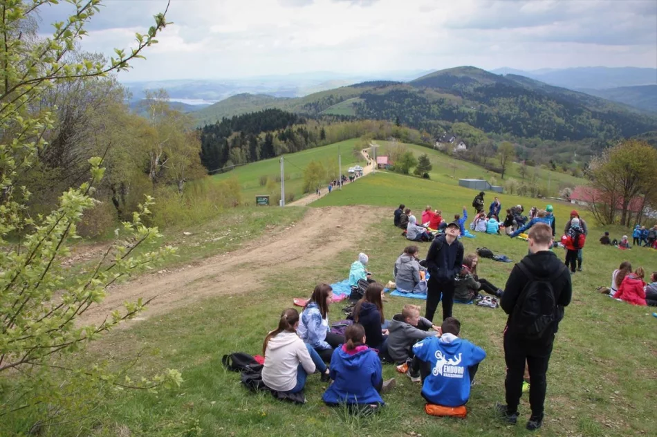 Kilkuset młodych piechurów uczestniczyło w Rajdzie „Beskidzkie Wyspy” - zdjęcie 4