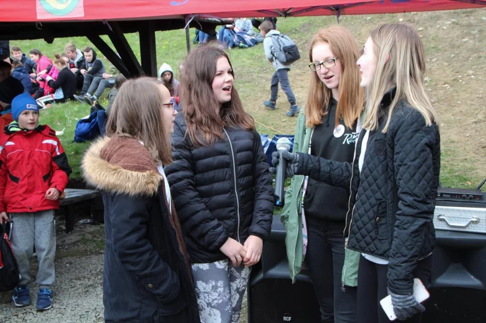 Kilkuset młodych piechurów uczestniczyło w Rajdzie „Beskidzkie Wyspy” - zdjęcie 5