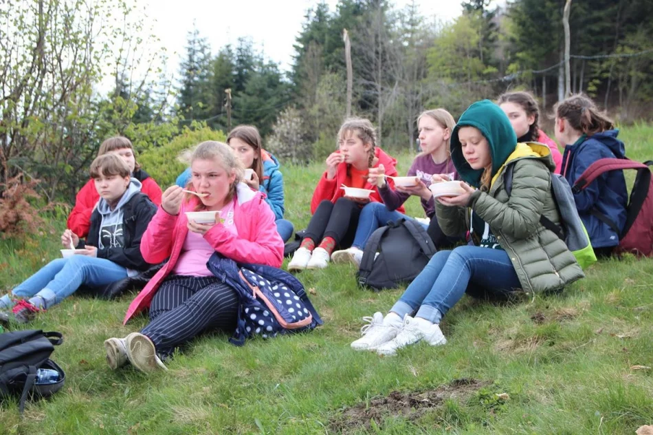 Kilkuset młodych piechurów uczestniczyło w Rajdzie „Beskidzkie Wyspy” - zdjęcie 6