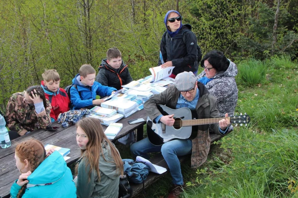Kilkuset młodych piechurów uczestniczyło w Rajdzie „Beskidzkie Wyspy” - zdjęcie 8