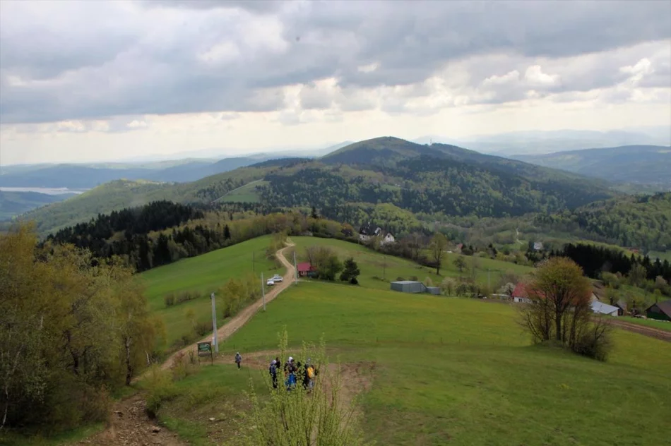 Kilkuset młodych piechurów uczestniczyło w Rajdzie „Beskidzkie Wyspy” - zdjęcie 9