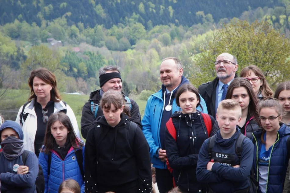 Kilkuset młodych piechurów uczestniczyło w Rajdzie „Beskidzkie Wyspy” - zdjęcie 10