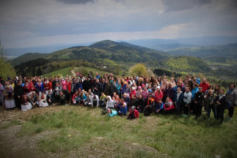 Kilkuset młodych piechurów uczestniczyło w Rajdzie „Beskidzkie Wyspy” - zdjęcie 12
