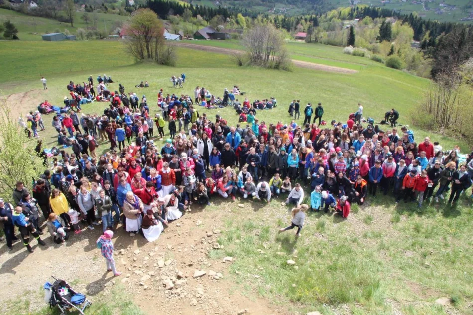 Kilkuset młodych piechurów uczestniczyło w Rajdzie „Beskidzkie Wyspy” - zdjęcie 13