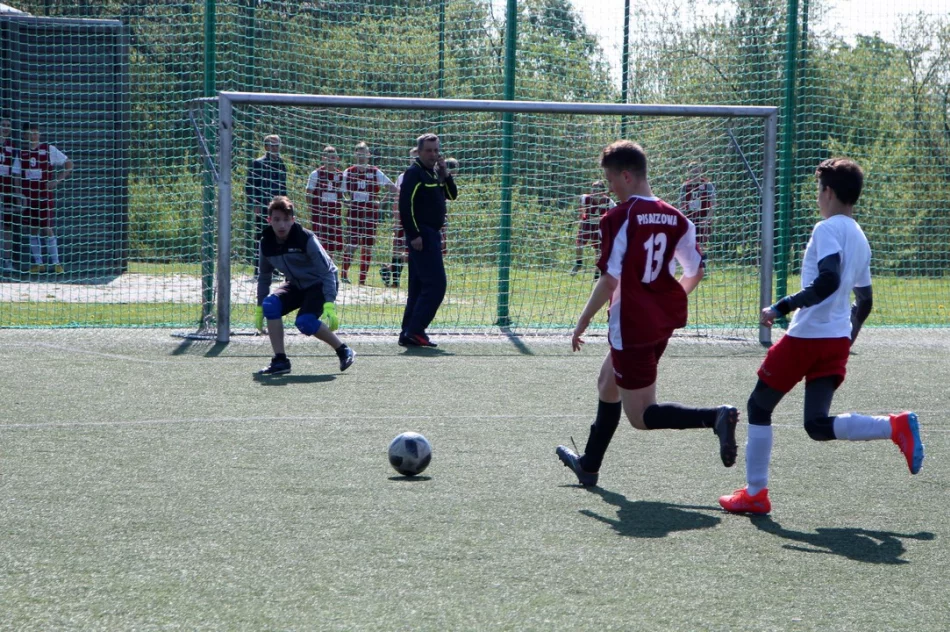 Mistrzostwa gminy w piłce nożnej chłopców i dziewcząt  z roczników 2003/04/05 - zdjęcie 3