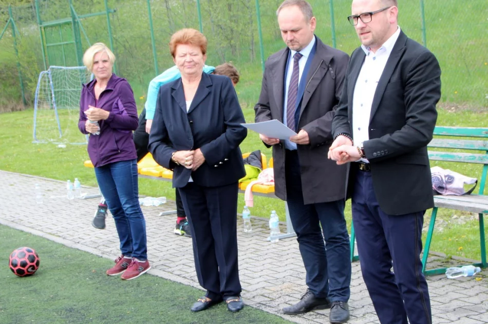 Mistrzostwa gminy w piłce nożnej chłopców i dziewcząt  z roczników 2003/04/05 - zdjęcie 7