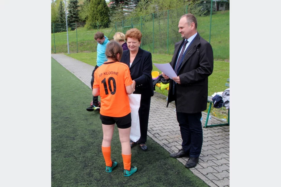 Mistrzostwa gminy w piłce nożnej chłopców i dziewcząt  z roczników 2003/04/05 - zdjęcie 8