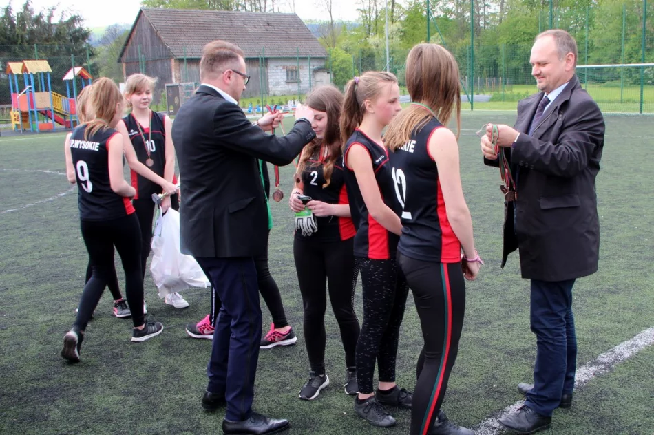 Mistrzostwa gminy w piłce nożnej chłopców i dziewcząt  z roczników 2003/04/05 - zdjęcie 10