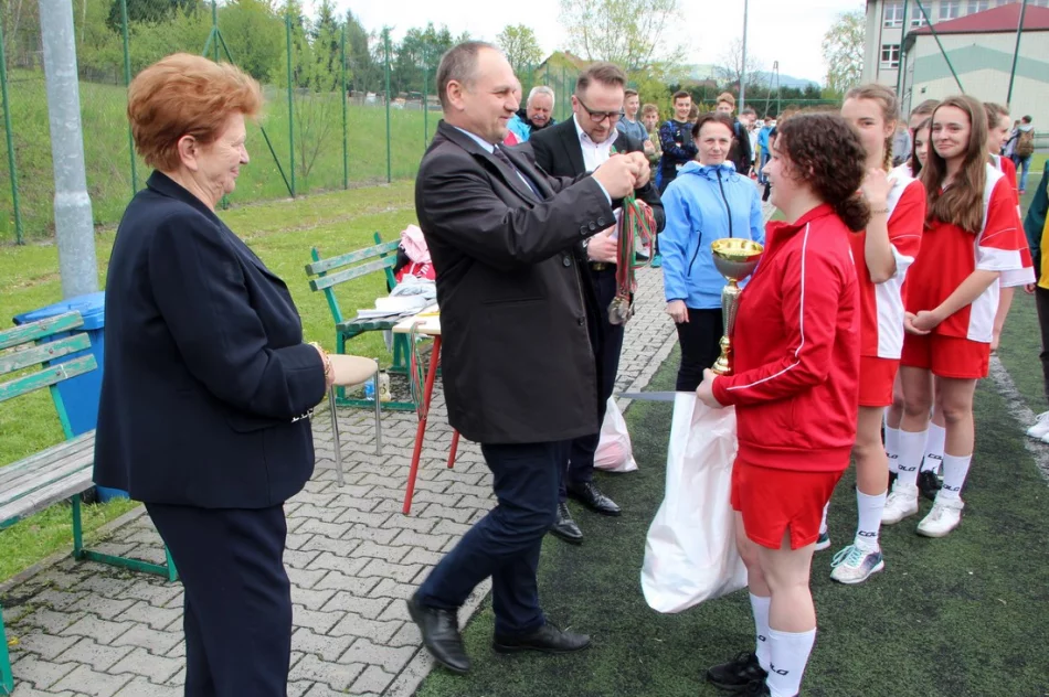 Mistrzostwa gminy w piłce nożnej chłopców i dziewcząt  z roczników 2003/04/05 - zdjęcie 12