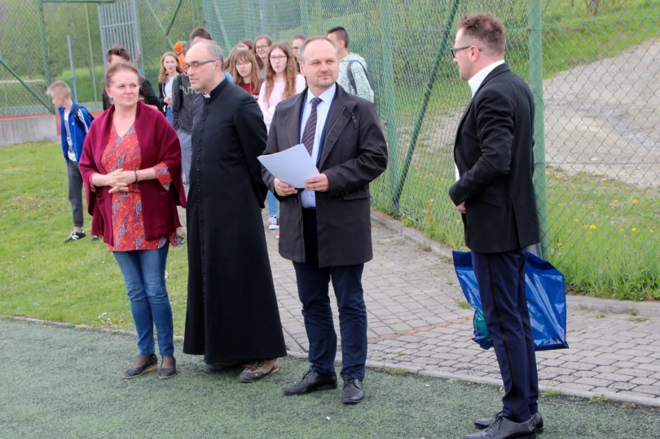 Mistrzostwa gminy w piłce nożnej chłopców i dziewcząt  z roczników 2003/04/05 - zdjęcie 15