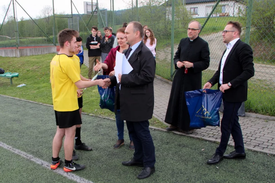 Mistrzostwa gminy w piłce nożnej chłopców i dziewcząt  z roczników 2003/04/05 - zdjęcie 16