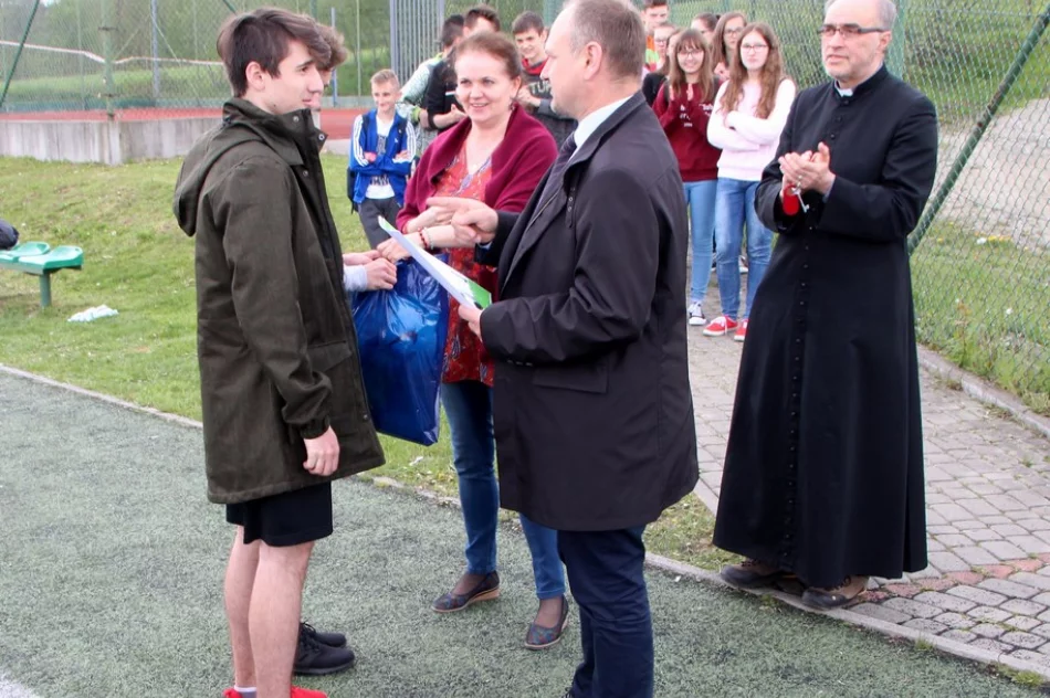 Mistrzostwa gminy w piłce nożnej chłopców i dziewcząt  z roczników 2003/04/05 - zdjęcie 17