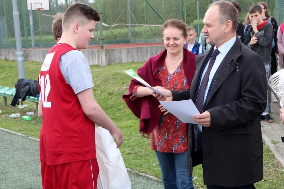 Mistrzostwa gminy w piłce nożnej chłopców i dziewcząt  z roczników 2003/04/05 - zdjęcie 18