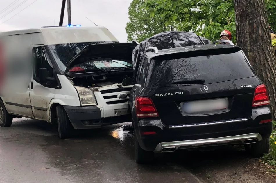 Zderzenie dostawczego Forda z Mercedesem - zdjęcie 2