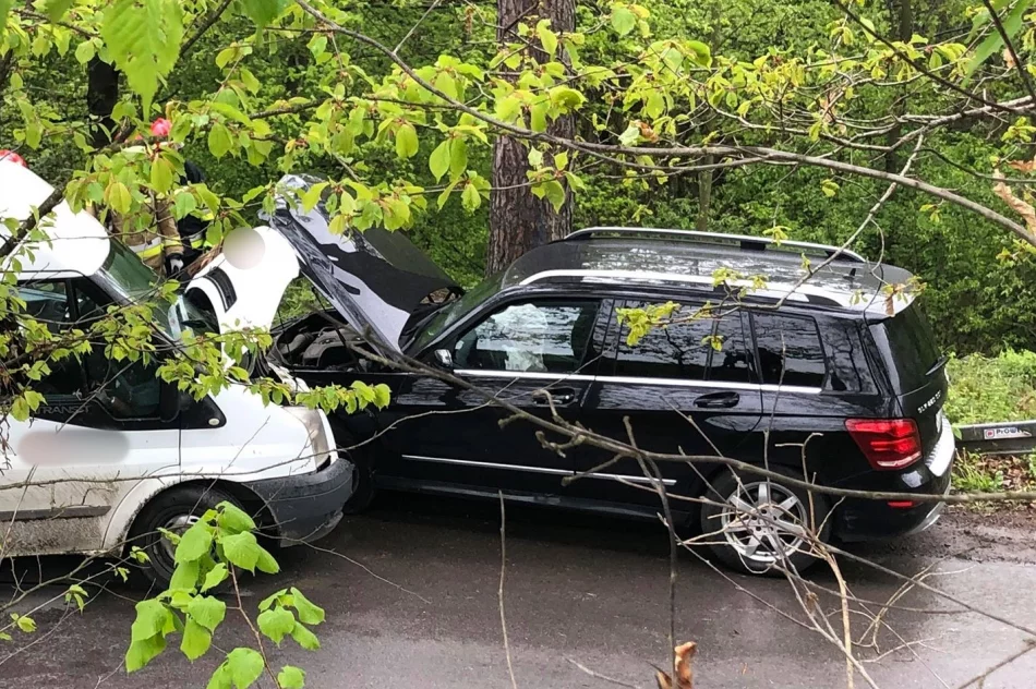 Zderzenie dostawczego Forda z Mercedesem - zdjęcie 4