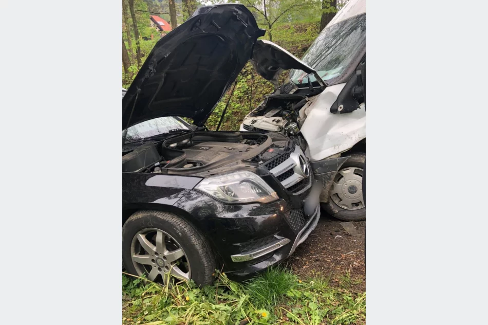 Zderzenie dostawczego Forda z Mercedesem - zdjęcie 5