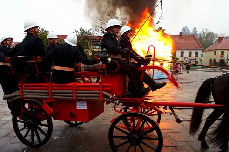 Rekonstrukcja historycznej akcji gaśniczej na limanowskim rynku oraz zawodów strażackich w Limanowej - zdjęcie 7