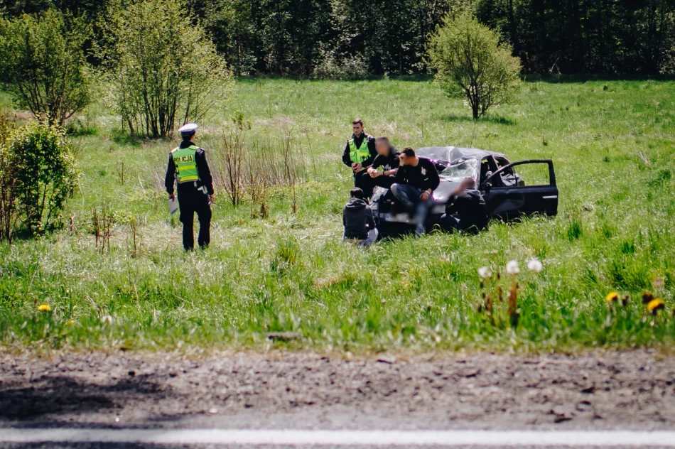 18-latek stracił panowanie nad pojazdem, do szpitala trafił 20-latek - zdjęcie 4