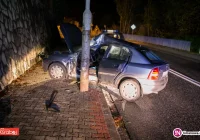 Auto wypadło z drogi i uderzyło w latarnię. Kierująca trafiła do szpitala - zdjęcie główne