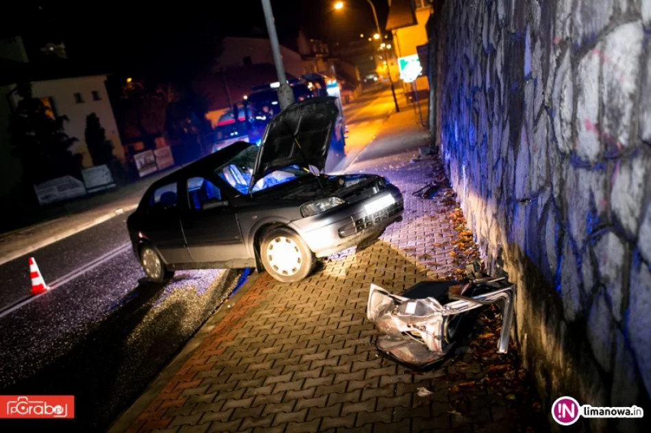 Auto wypadło z drogi i uderzyło w latarnię. Kierująca trafiła do szpitala - zdjęcie 2
