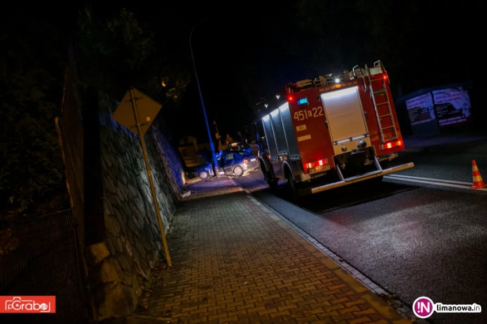Auto wypadło z drogi i uderzyło w latarnię. Kierująca trafiła do szpitala - zdjęcie 4