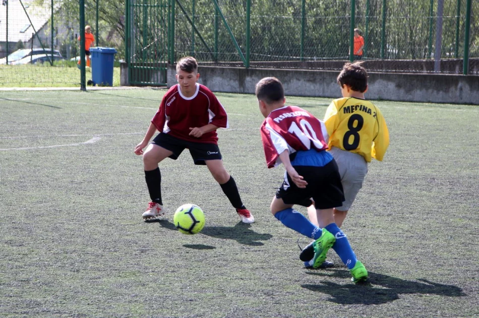 Mistrzostwa gminy w piłce nożnej chłopców i dziewczat ur. 2006 i młodszych - zdjęcie 6