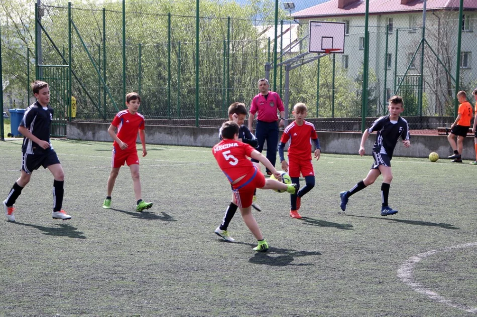 Mistrzostwa gminy w piłce nożnej chłopców i dziewczat ur. 2006 i młodszych - zdjęcie 9